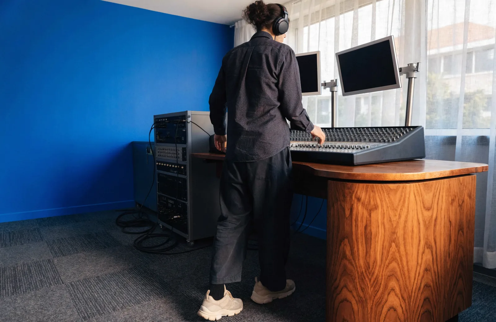 Illustration IA : technicien préparant une console audio.